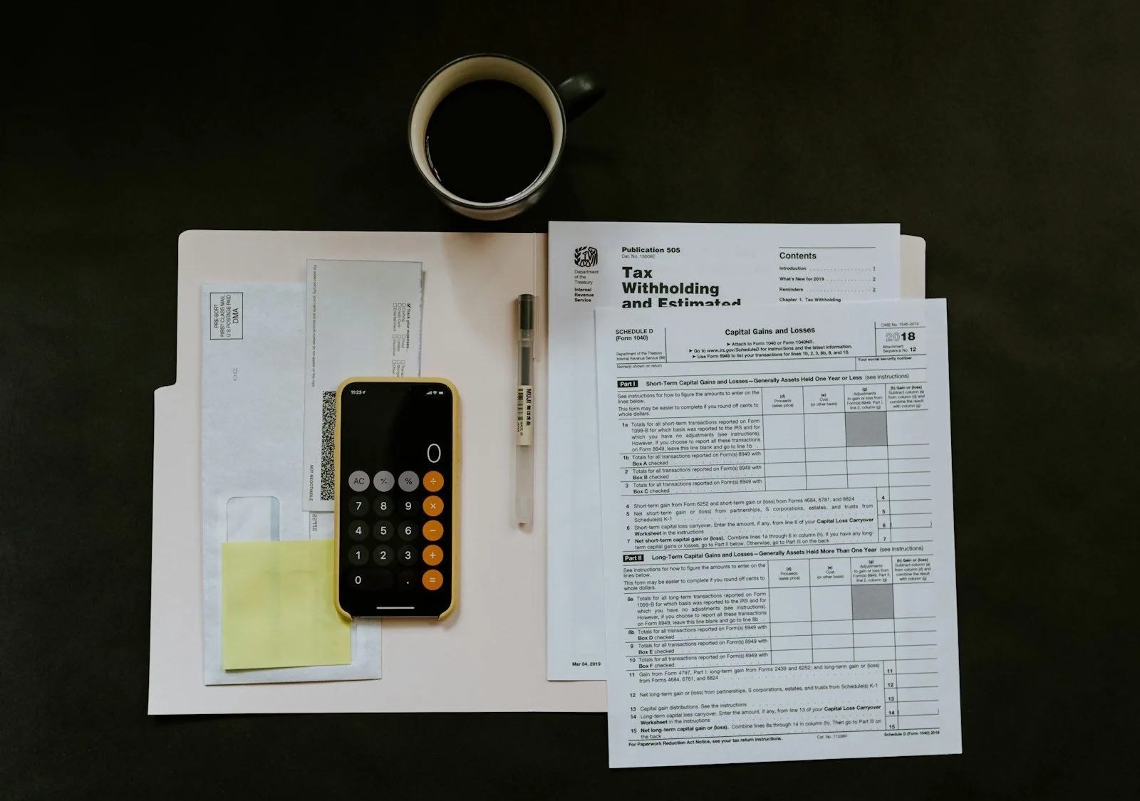 Finanzierungsunterlagen und Taschenrechner für Immobilienfinanzierung